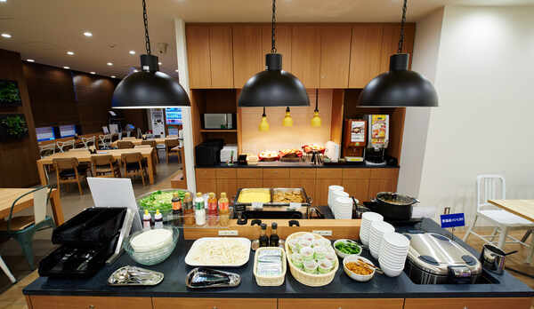 バイキング形式で無料で食べ放題です♪