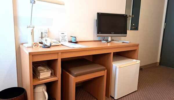 シングルルームデスク周り