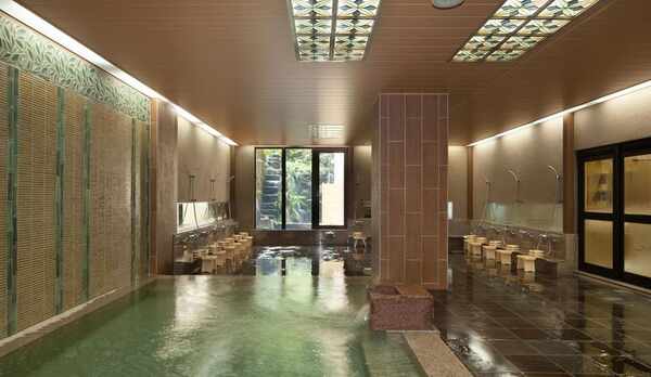 天井のステンドグラスが華やか