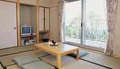 *【和室】山側：畳のお部屋でゆっくりお寛ぎください。