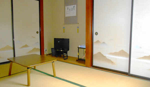 ・客室一例：全て畳のお部屋（鍵なし）です