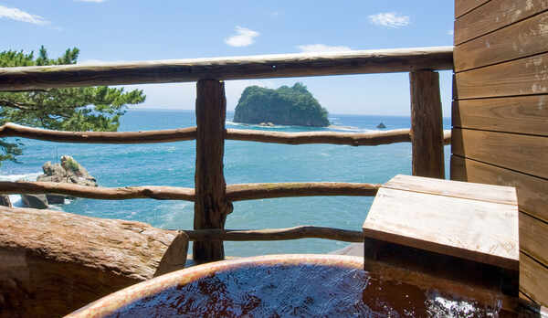 ■水平線を見渡しながらプライベート温泉を楽しむ。［絶景露天風呂付き和室］