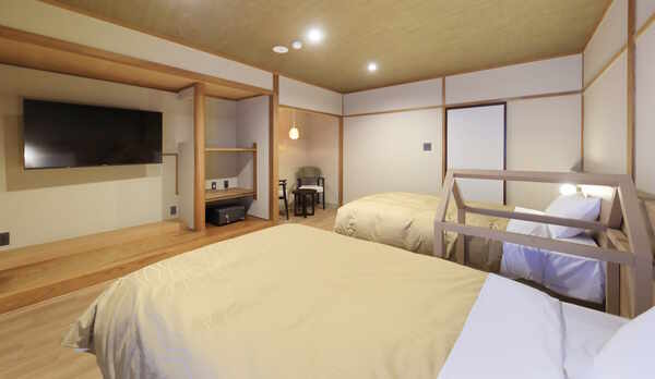 【半露天風呂付きツインベッド】ゆったりとしたセミダブルサイズのベッドを2台設置しております（一例）