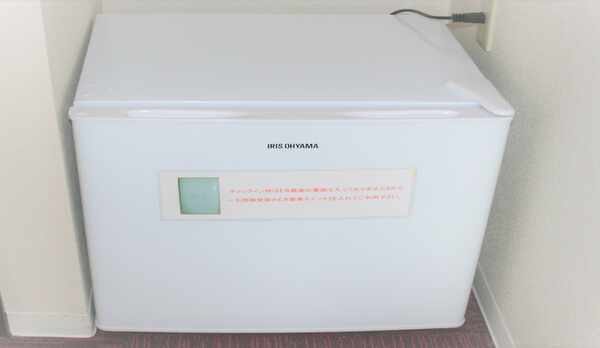 お部屋の冷蔵庫。入室時には電源ＯＦＦになっておりますのでご注意下さい。