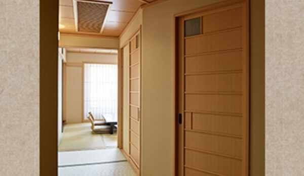 玄関から本間へ