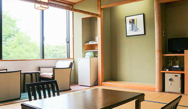 *【林側・和室10畳一例】木立を望む、和室１０畳（洗浄機能付トイレ）の客室です。