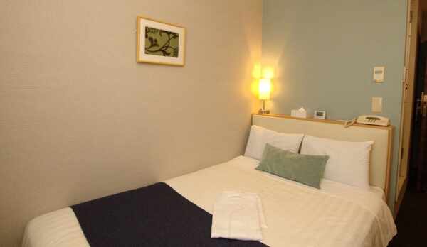 デラックスセミダブル (クラスアップした客室）　広さ：１２㎡　セミダブルベッド