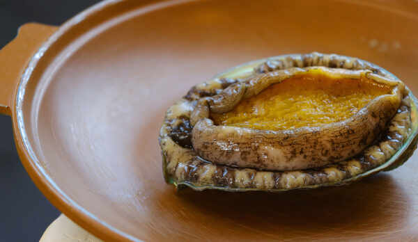 贅沢にアワビをお一人様１つ丸ごと！