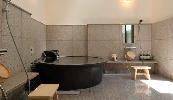 天窓から光さす明るい浴室