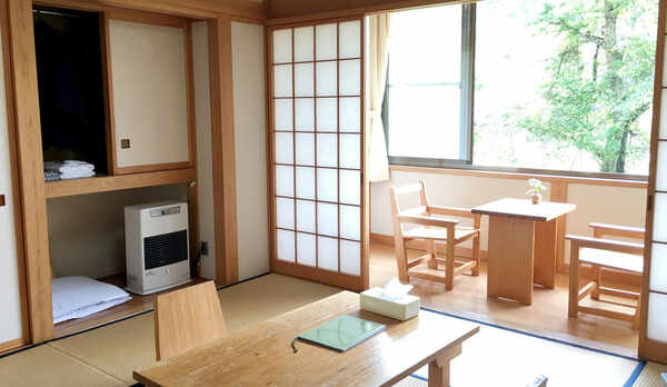 ・【和室一例】木漏れ日の中、畳で寛げます。