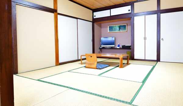 *【部屋一例】　8畳の和室は落ち着いた雰囲気で、ゆったり過ごすにはちょうどいいです♪