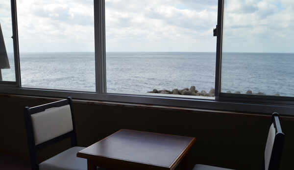 ■海側和室　窓際の椅子テーブルセットからの景色