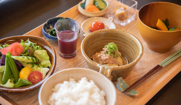 *朝食一例／地元食材を使った健康的な和食を益子焼の器と共にお楽しみください