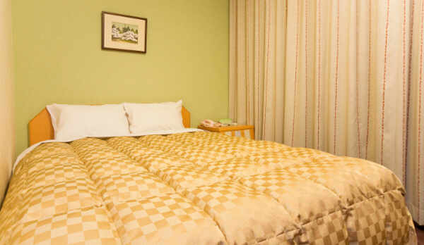 シングルルームのベッドはダブル規格