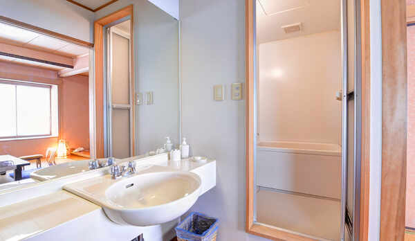 *【和室8畳（客室一例）】掃除が行き届いたバスルーム。