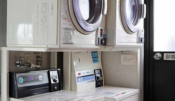 【4階コインランドリー】長期滞在の方に便利と好評です。ご自由にご利用ください