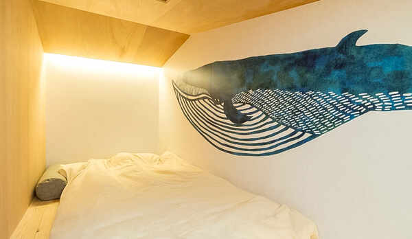 ・【カプセルルーム一例】天井高が約120cmと低くなっています