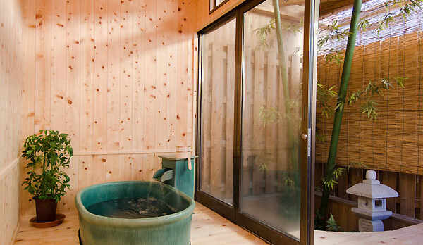 貸切り専用露天風呂　陶器内湯