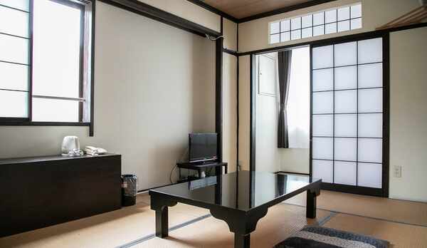 *【本館和室一例】畳のお部屋でゆっくりお寛ぎください