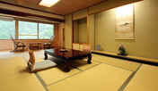 【本館客室】12畳の純和室。お部屋からは四季を映す4千坪の大庭園を望めます。