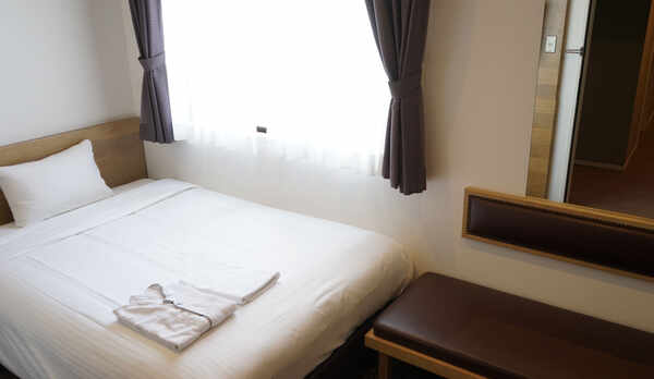 【シングルルーム】ベッドサイズは130センチ幅。ビジネス利用にも〇＜全室禁煙＞