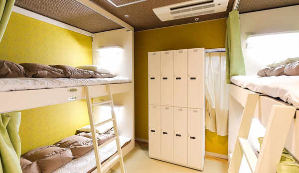 ・【ドミトリー】レディースドミトリールーム／コンセント、ロッカー、ライト完備