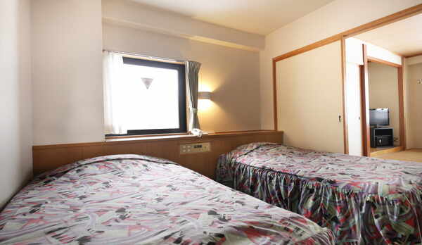 【和洋室】大きなセミダブルベッド2つと8帖の和室のあるお部屋です