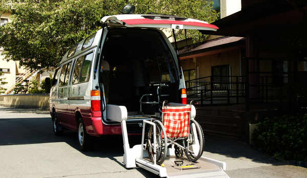 【車椅子用送迎車両】ご希望の方は予め当館までご連絡下さい。