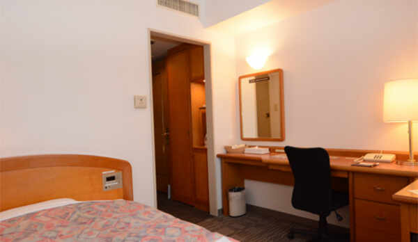 シングルルーム：ベッド幅135cm、16.5㎡