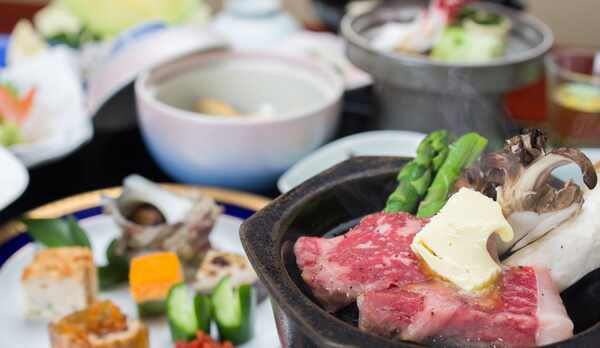 *ご夕食一例（栃木牛コース）／季節の食材を盛り込んだ会席料理です