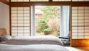 【日本庭園を眺める和室ベッドルーム】