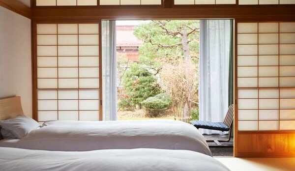 【日本庭園を眺める和室ベッドルーム】