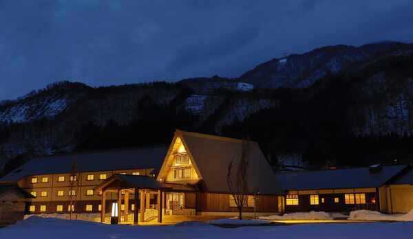 【外観】夜はライトアップし、暗がりを照らします。