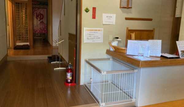 ・ペット用のケージはエントランスの場所に1台ご用意あります