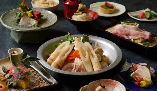 ■夕食一例｜秋田の郷土料理比内地鶏入りの『きりたんぽ鍋』をメインとした、季節の郷土会席料理。※一例