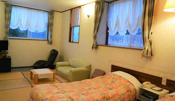 和洋室　海を望む日当たりのよい角部屋