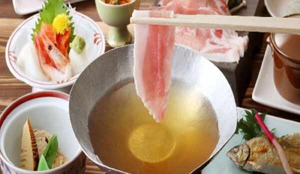 【日光ひみつ豚のしゃぶしゃぶ】脂身の甘さに定評があります。