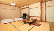 広々とした純和室で人数にあわせて、8畳〜12畳より当館にてご用意させていただきます。当館にエレベータ
