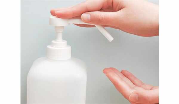 各入口に手指消毒用のスプレーを設置しております。お客様用マスクのご用意もあります。