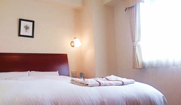 ダブルベッドルーム（ベッド１基 140cm&times;200cm）