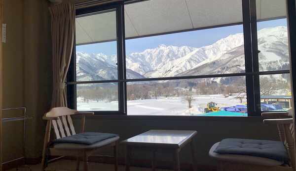 部屋から望む白馬連峰