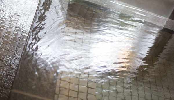 無色透明な単純アルカリ泉