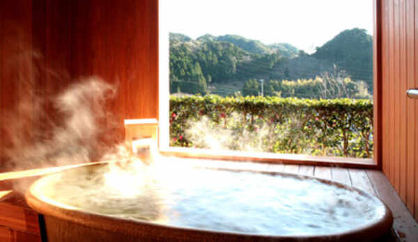 爽籟の間・信楽焼温泉露天風呂。田舎の時の流れに身を委ね&hellip;。