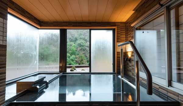 【半露天風呂付客室】広々とした御影石の浴槽