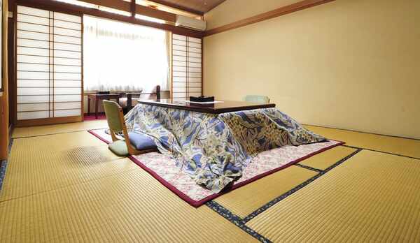 *和室／コタツのある和室でのんびりとお過ごしください