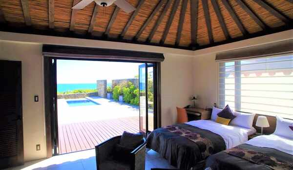 客室からプール越しに海を望みます