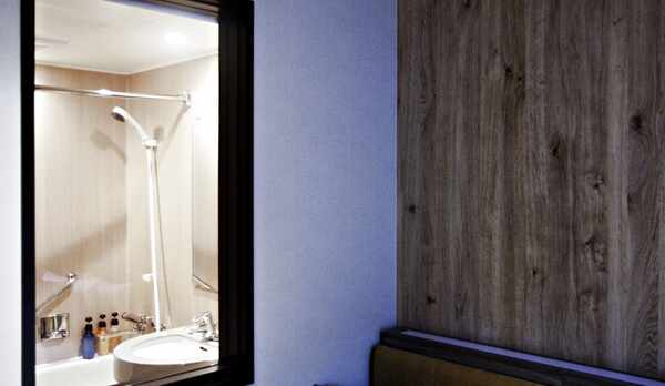 ＜バスルーム＞客室との一体感が心地いい、明るいバスルーム