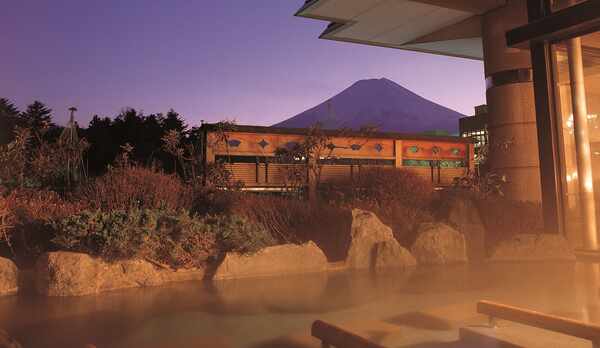 赤富士大浴場露天風呂（ご婦人）幻想的な夜の富士山と向かい会う