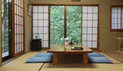 森を望む寛ぎの和室
