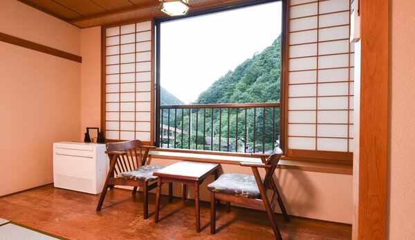 *【本館和室8〜12畳トイレ付（洗面所なし）】お部屋の窓より四季折々の自然の風景を堪能できます。